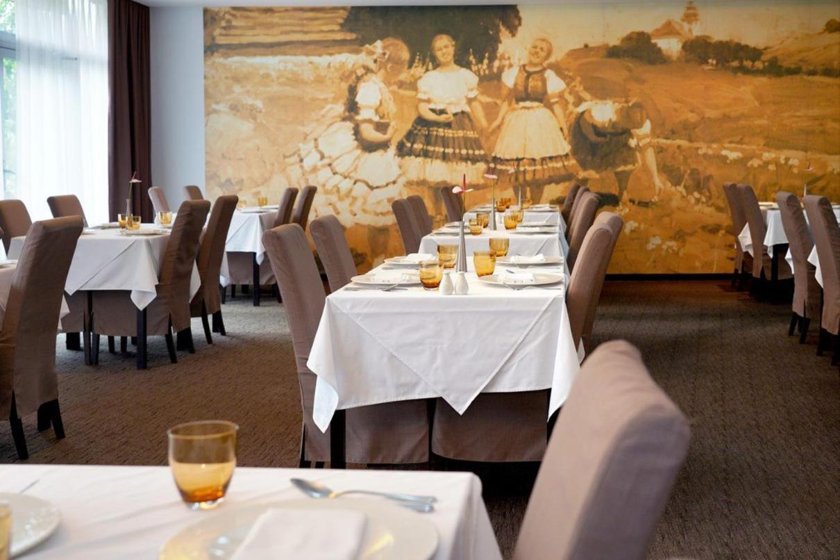 Hotel Mousson Michalovce Ngoại thất bức ảnh