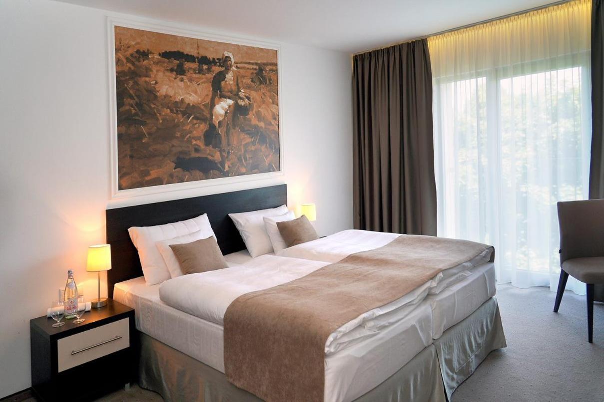 Hotel Mousson Michalovce Ngoại thất bức ảnh