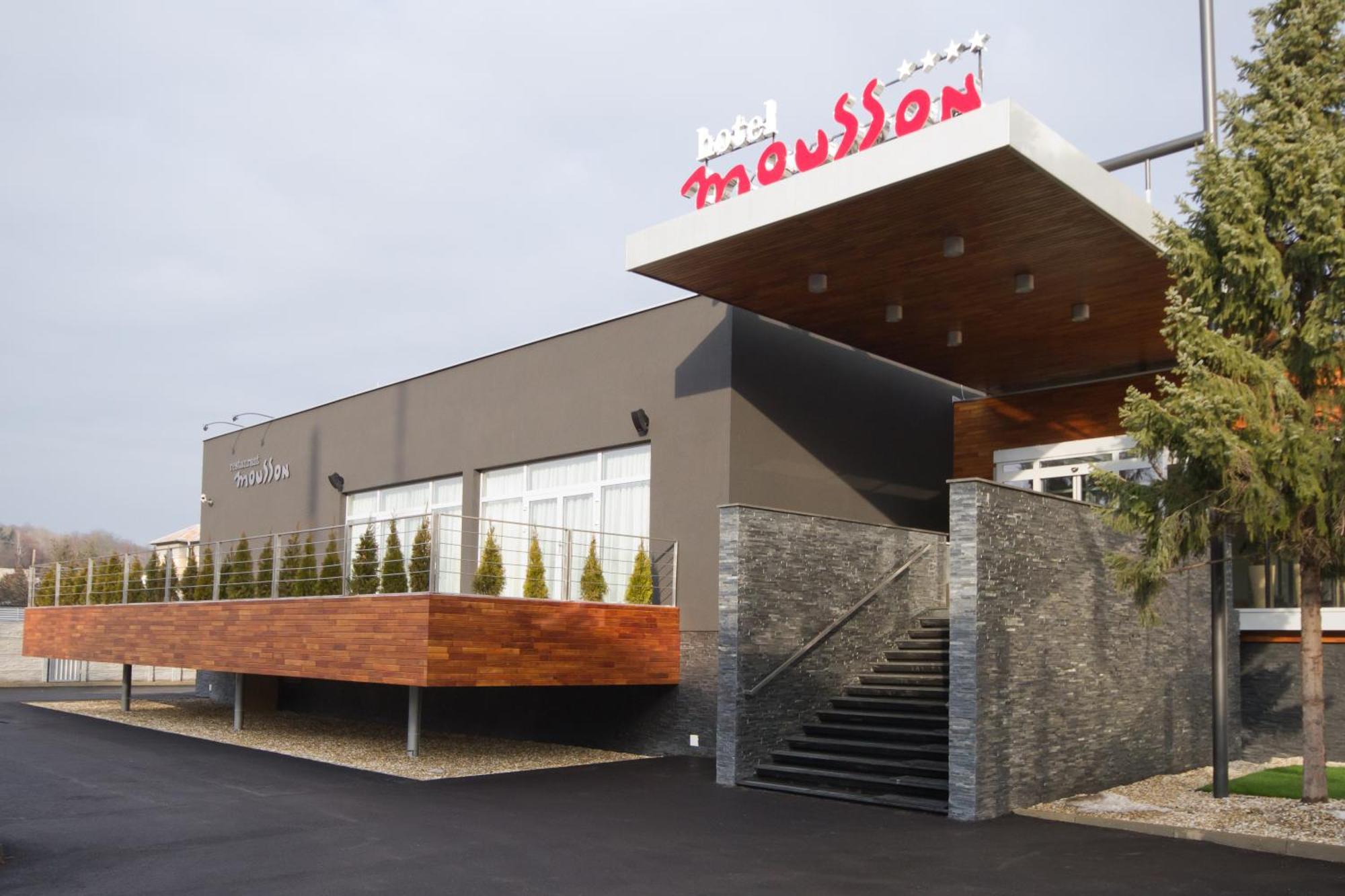 Hotel Mousson Michalovce Ngoại thất bức ảnh